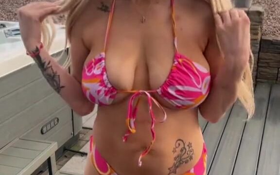 Elise Christie Leaked Onlyfans – Bikini Sexy In Pool